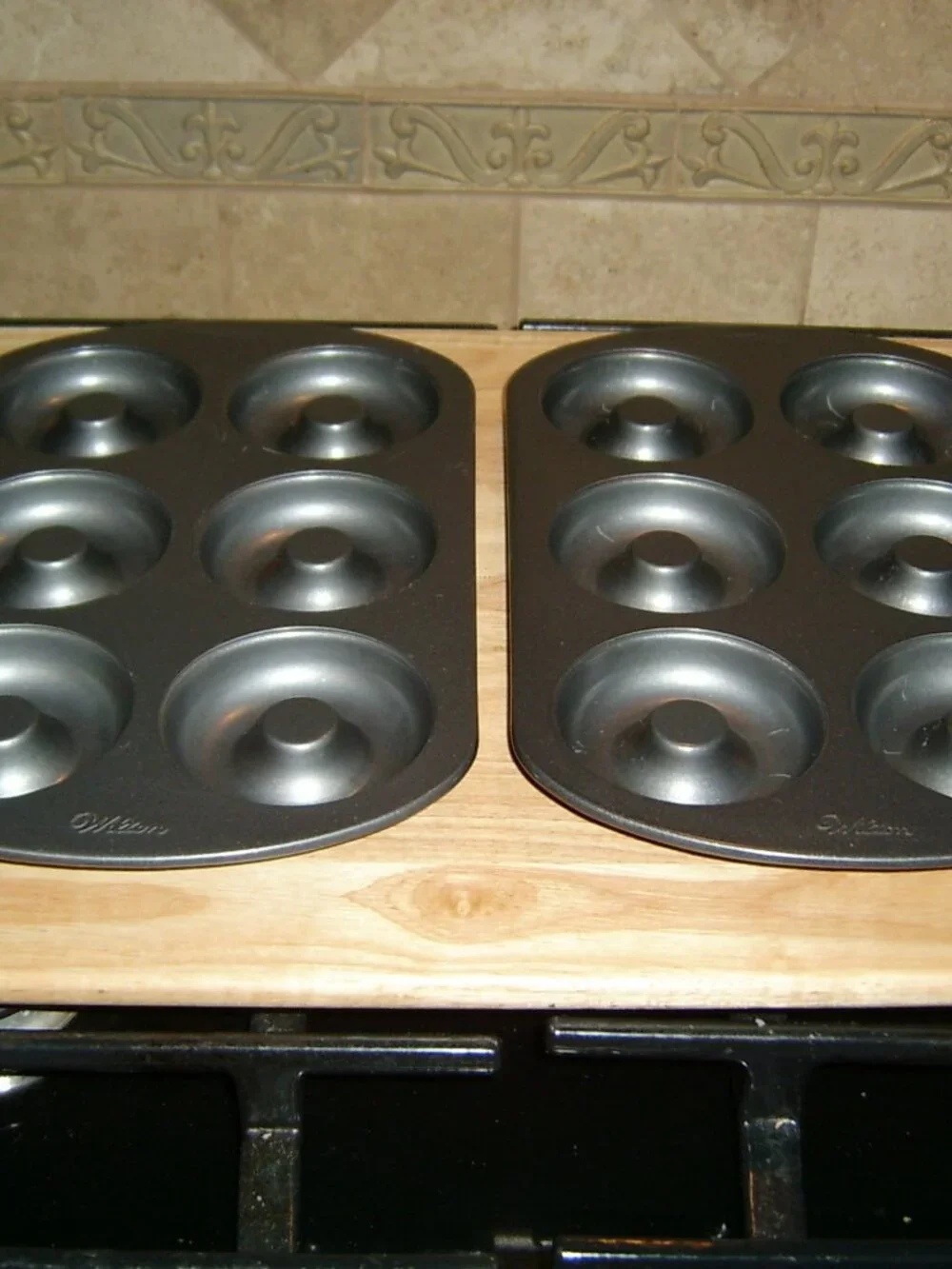 Wilton Set of 2 Doughnut Baking Pans, VGUC